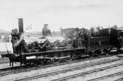 Et pyntet damplokomotiv litra A nr. 3 ved Hovedbanens 25 års