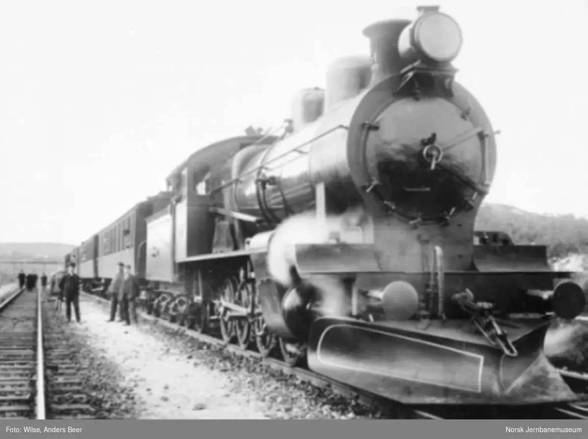 Damplokomotiv type 19a nr. 151 med persontog på Narvik stasjon