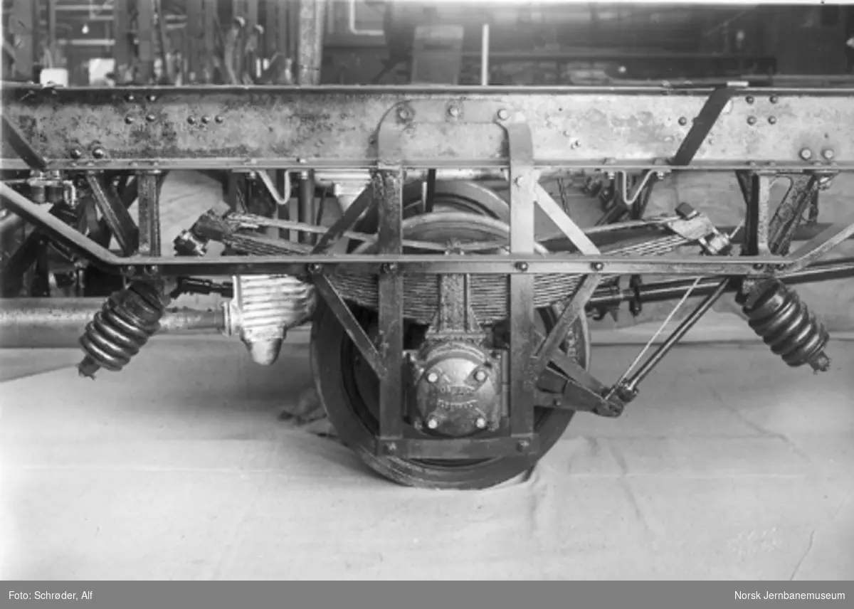 Bensinmotorvogn litra Cm type 13; drivhjulsats med Lycoming T.S.-bakmotor på verkstedet i Trondheim