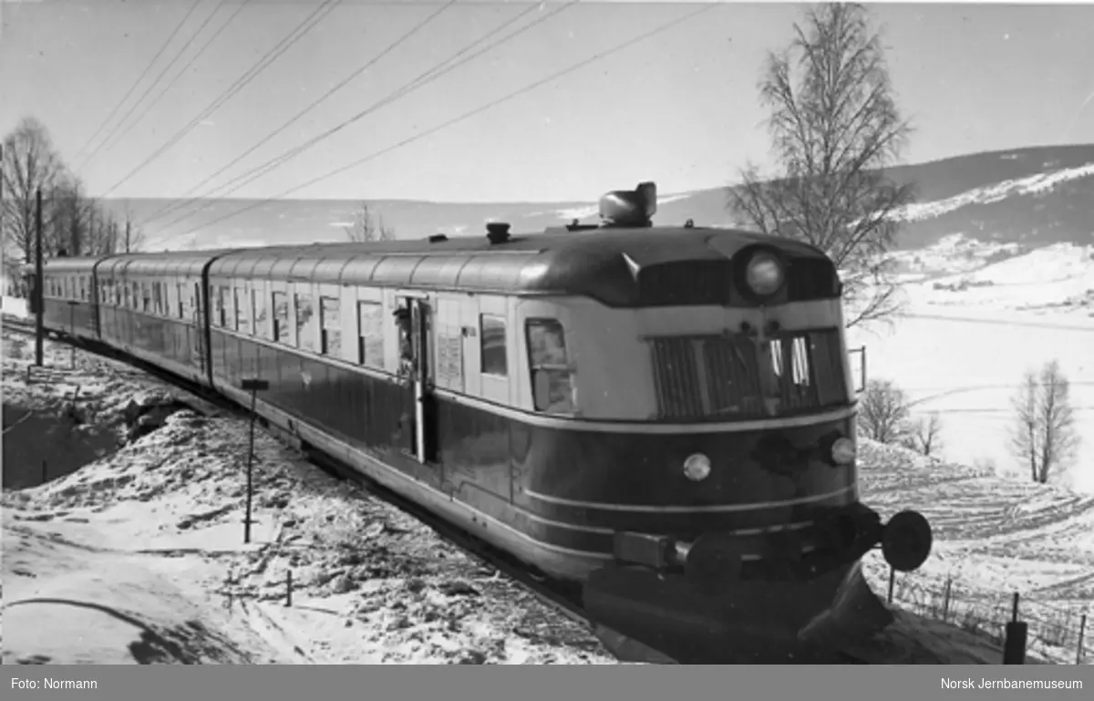 Ekspresstogsett type 88 sør for Lillehammer, vogn 18288 fremst