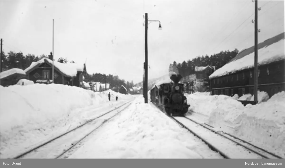 Vikeland (Vennesla) stasjon med store snømasser; tog i spor 2