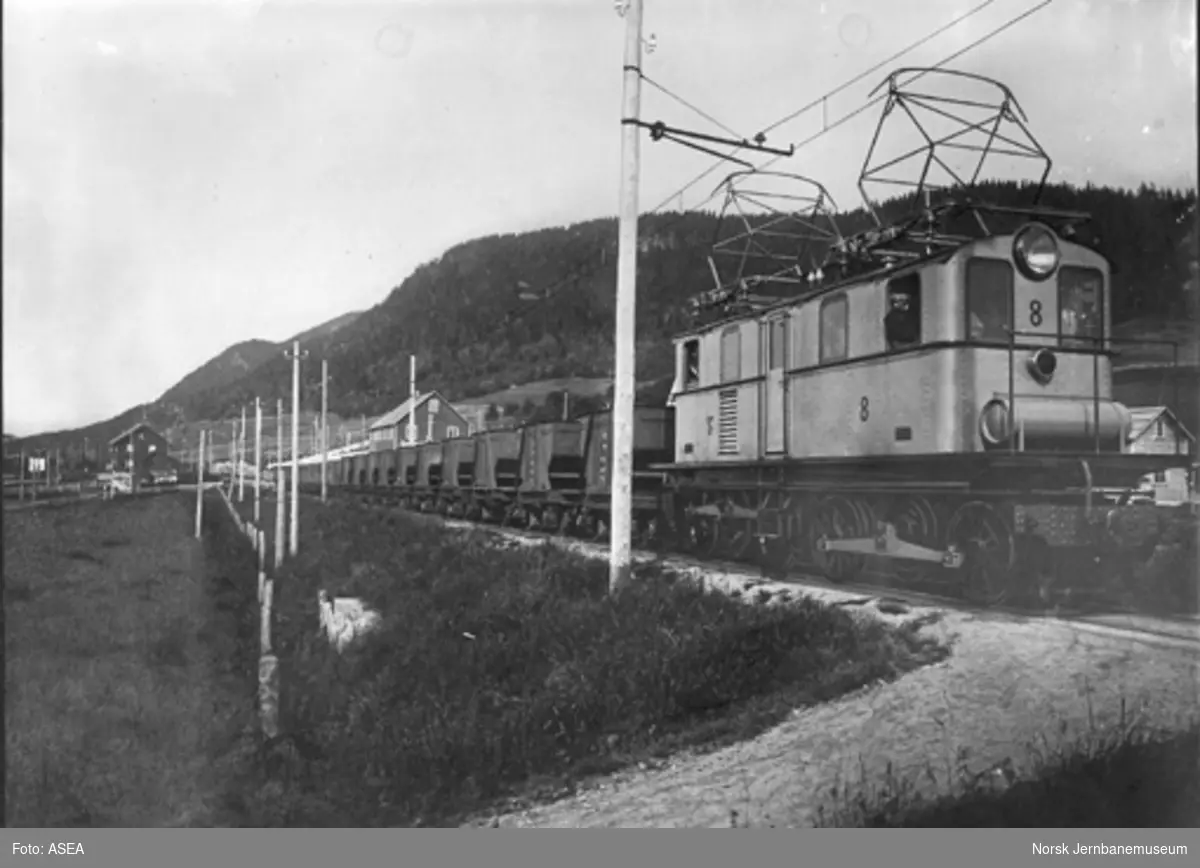 Thamshavnbanens elektriske lokomotiv nr. 8 foran kistog