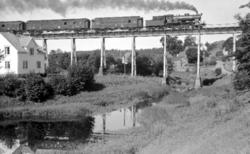 Damplokomotiv med utenlandstog på Hølen viadukt