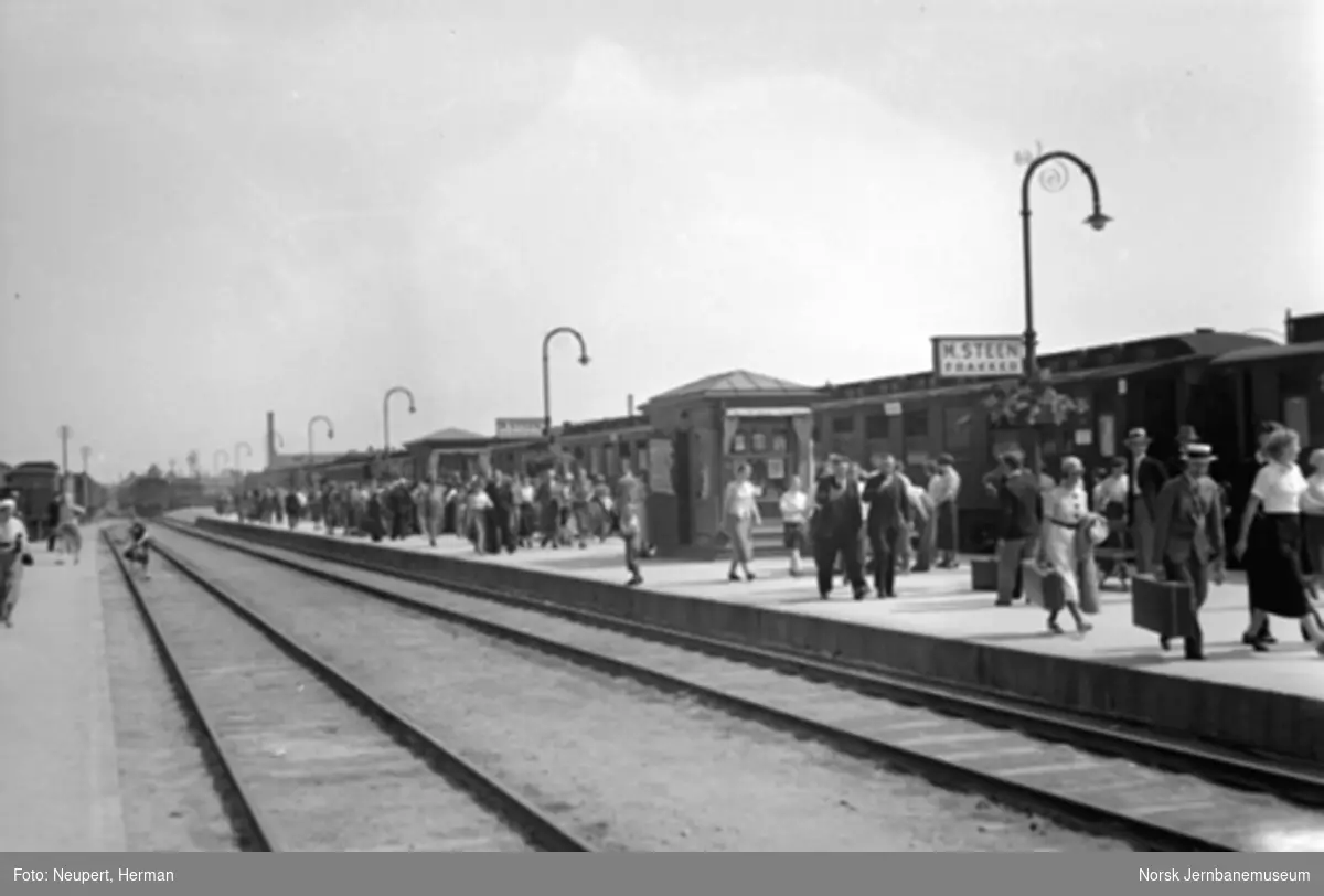 Reisende på plattformen på Hamar stasjon