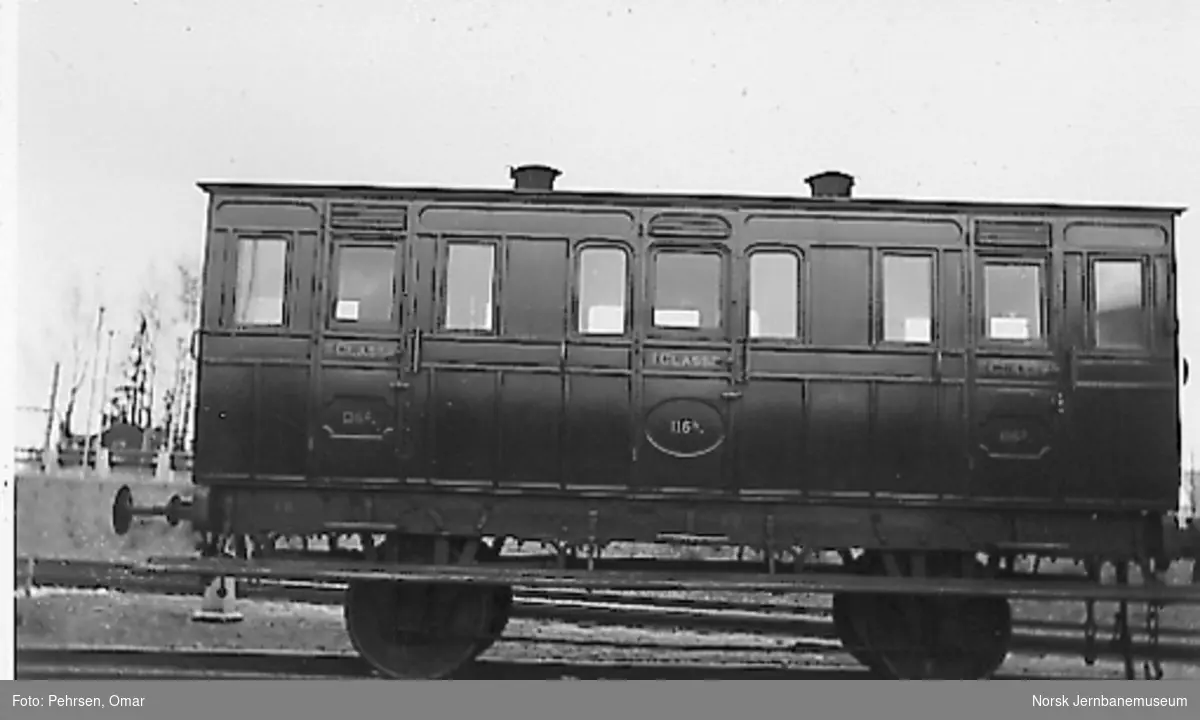 Nytt museum på Martodden: Personvogn litra AB nr. 116 på Vinmonopolets sidespor før transporten til Martodden