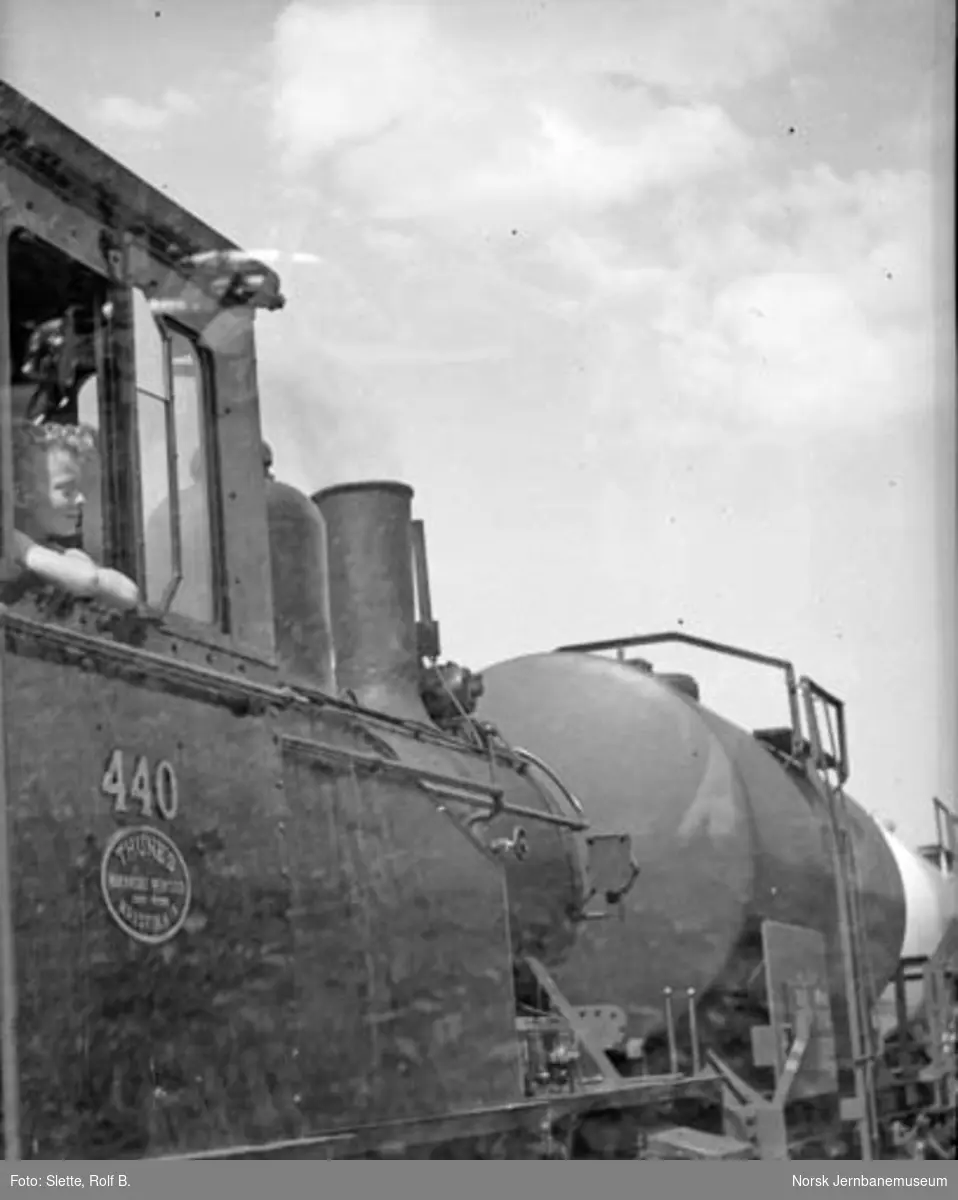 NSB damplokomotiv type 23b nr. 440 med tankvogner