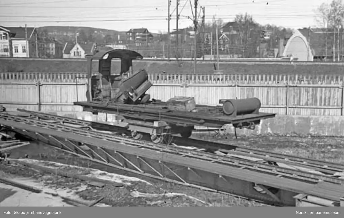 Thamshavnbanens lokomotiv nr. 8 sprengt på Skabo; også skadede sporvogner