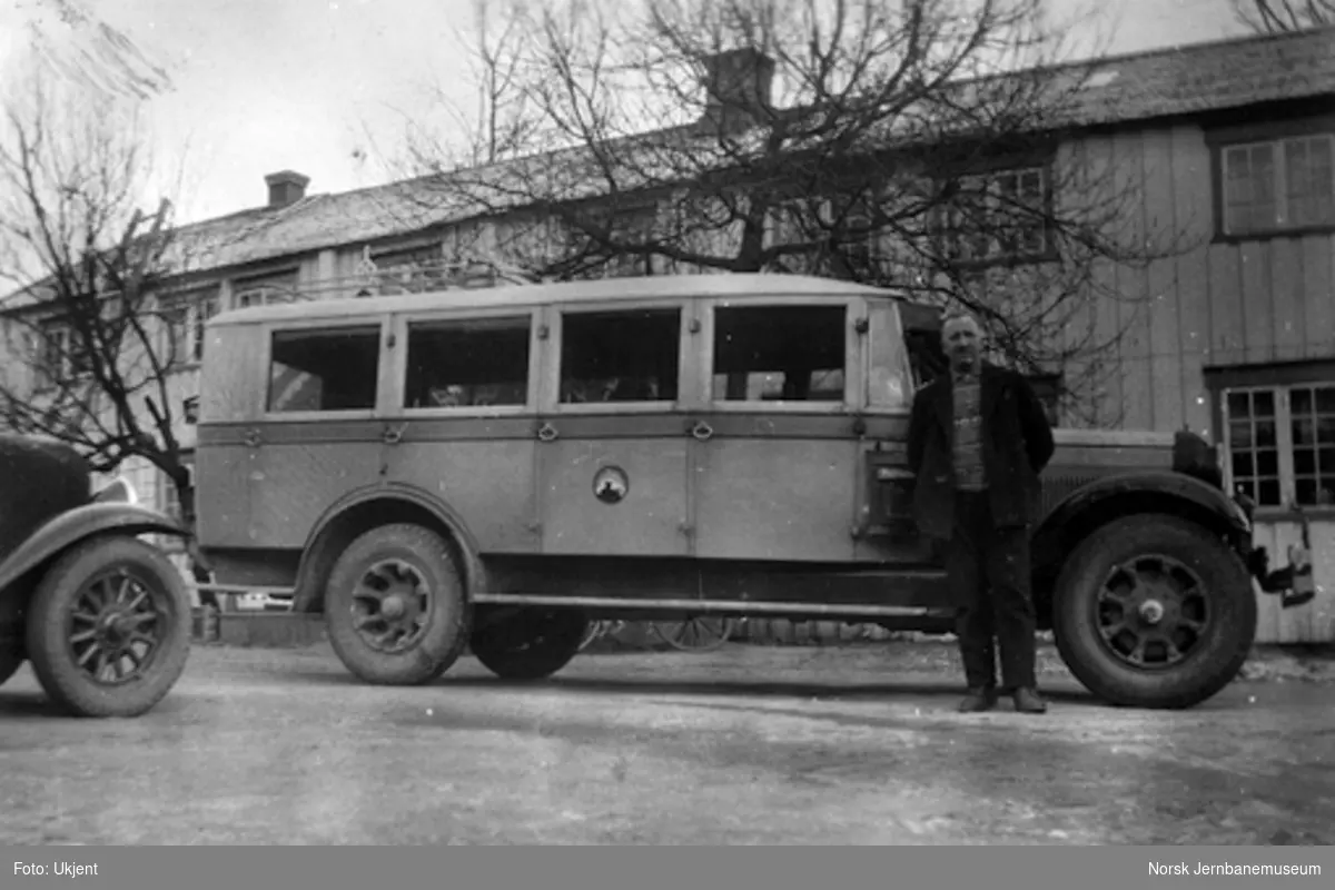 Buss fra Fylkesbilene i Nord-Trøndelag med sjåfør ved Fiskum gård