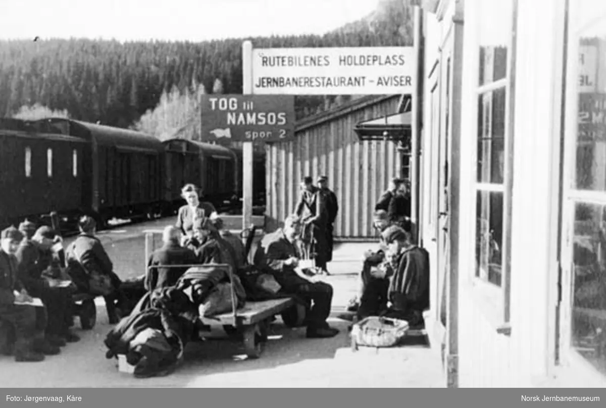 Russiske krigsfanger på Grong stasjon etter frigjøringen
