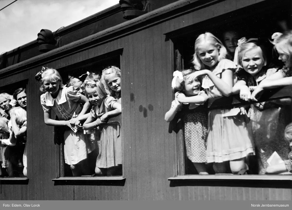 Barn på togtur til feriekoloni