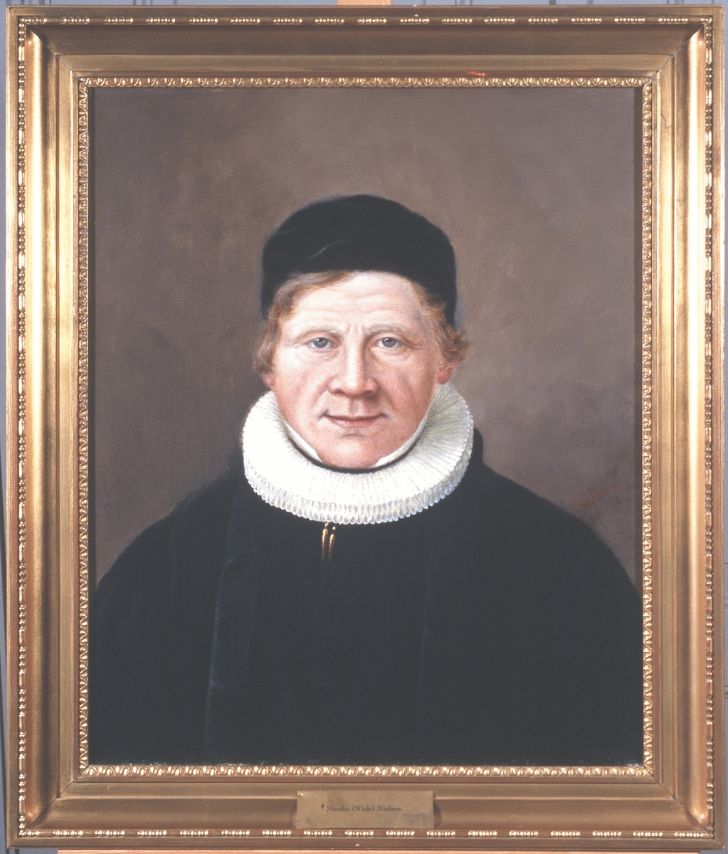 Portrett av Nicolai (Niels) Nielsen. Prestekjole og pipekrave, svart hodeplagg (kalott).