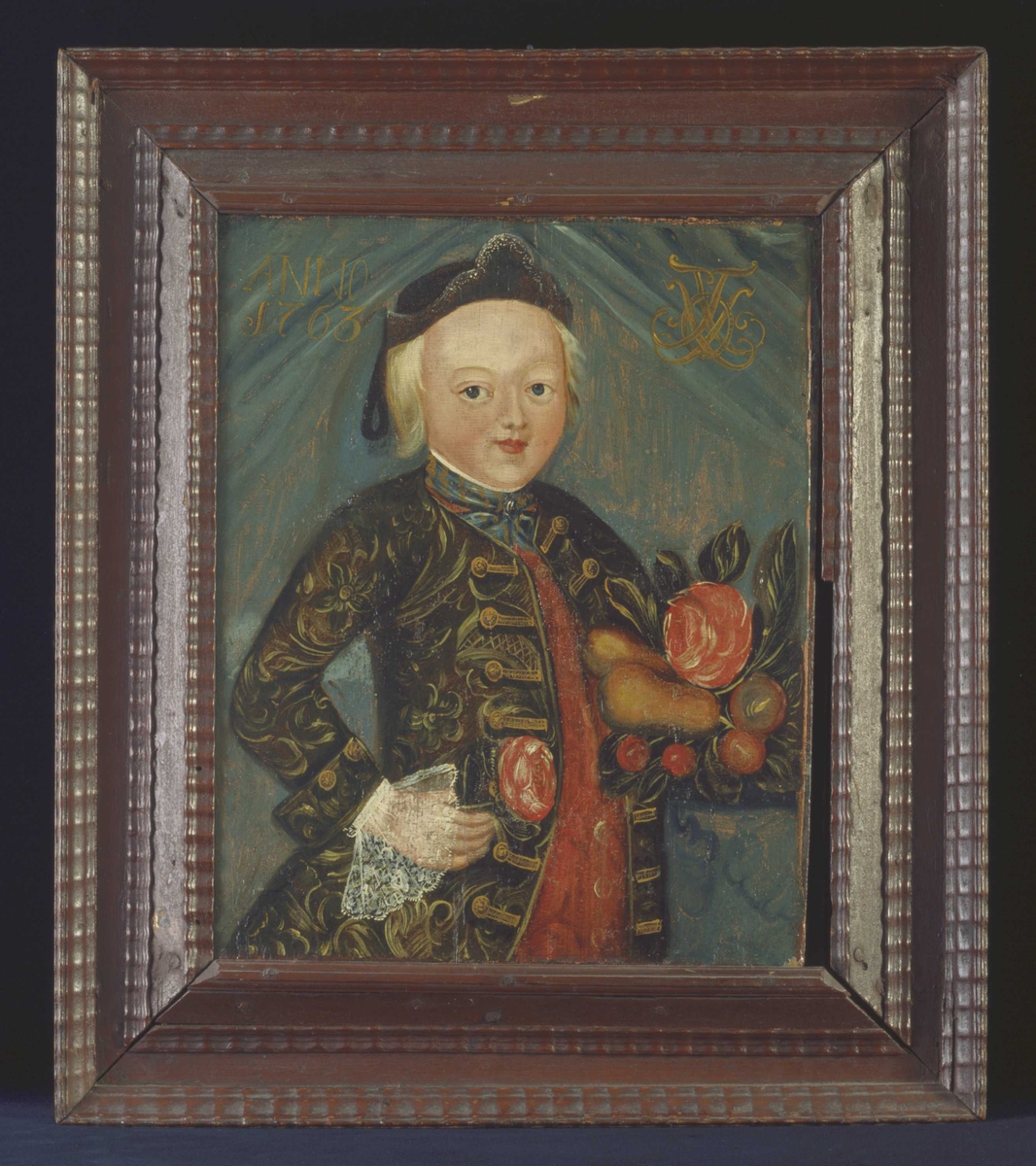 Ung gutt i rokokkodrakt. Påmalt årstallet 1763 og monogram med initialene OTS.