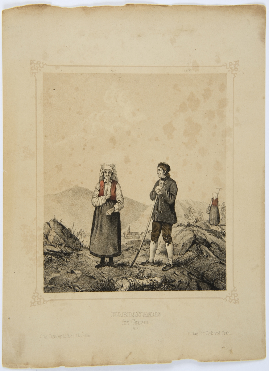Landskap med kone og mann i Hardangerdrakter. Mann støtter hendene på vandrestav. Kone med rive over skulderen i bakgrunnen.