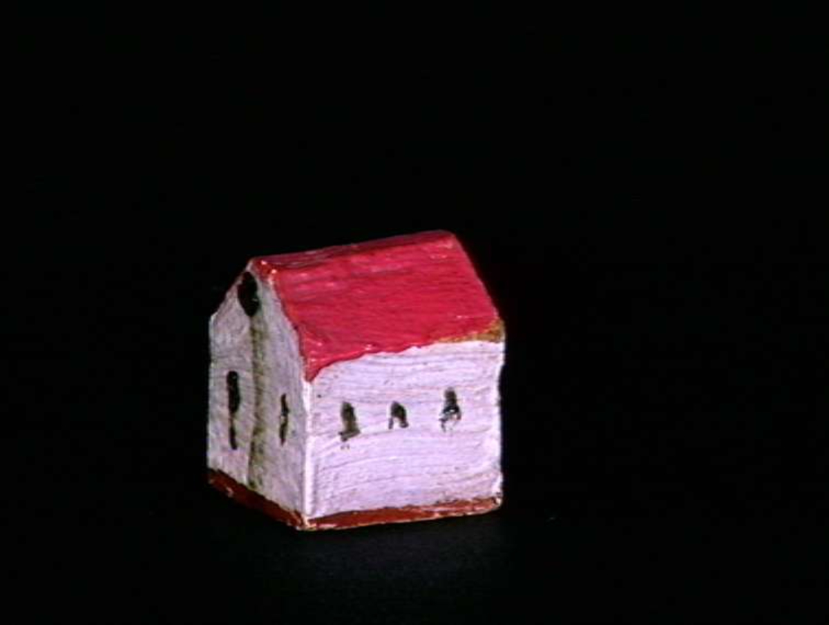 Sett med ca 200 leketøyhus laget av tre i forskjellige former og farger.