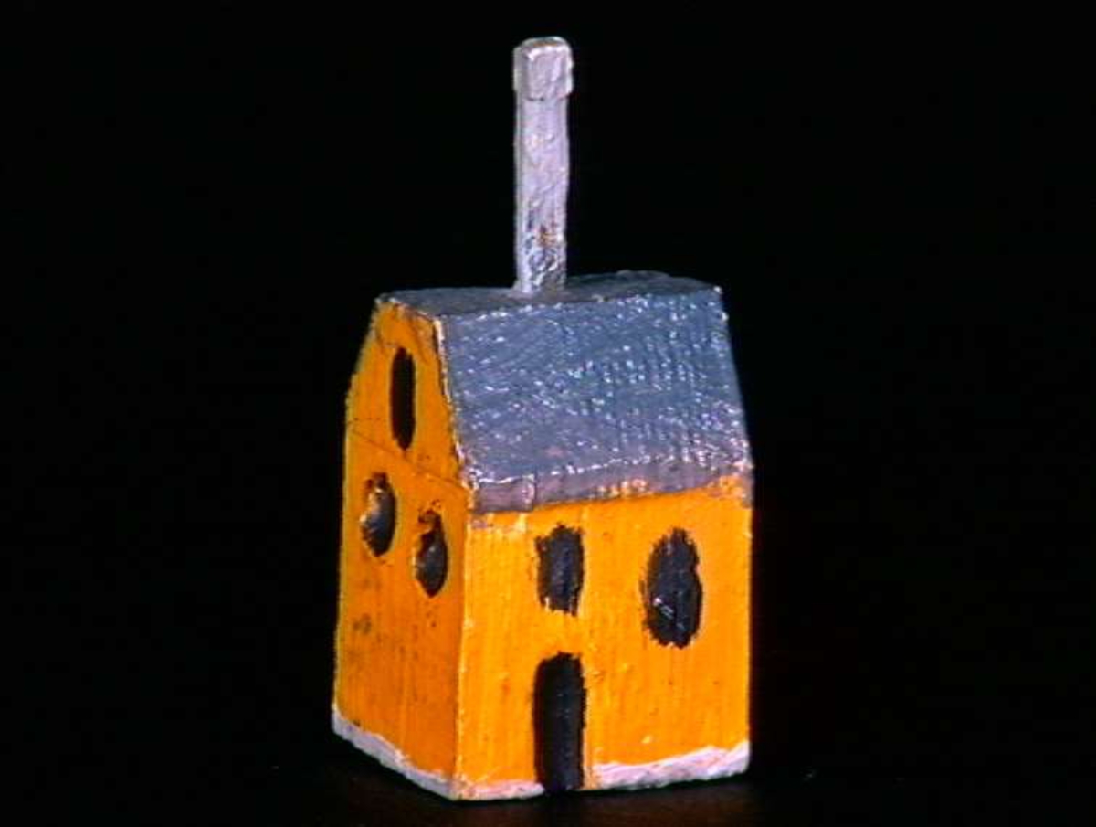 Sett med ca 200 leketøyhus laget av tre i forskjellige former og farger.