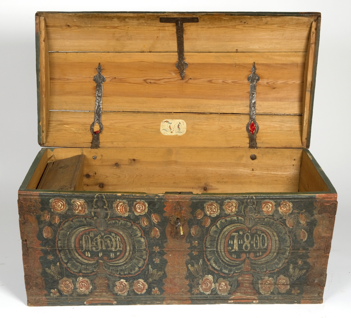 Kiste med buet lokk. Rosemalt lokk og tre sider.