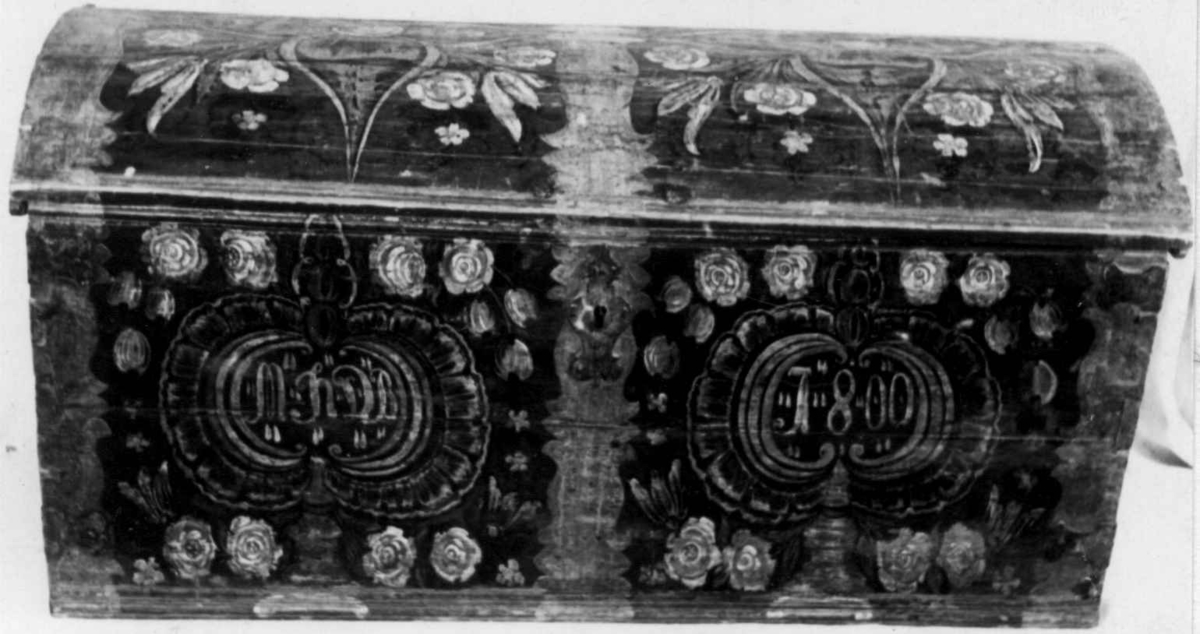 Kiste med buet lokk. Rosemalt lokk og tre sider.