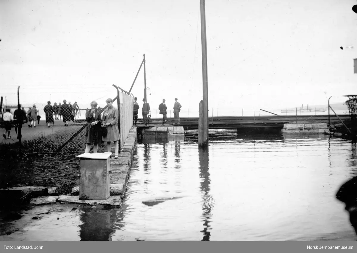 Flommen i 1927 : vegundergangen ved Victoria Hotel nord for Hamar stasjon