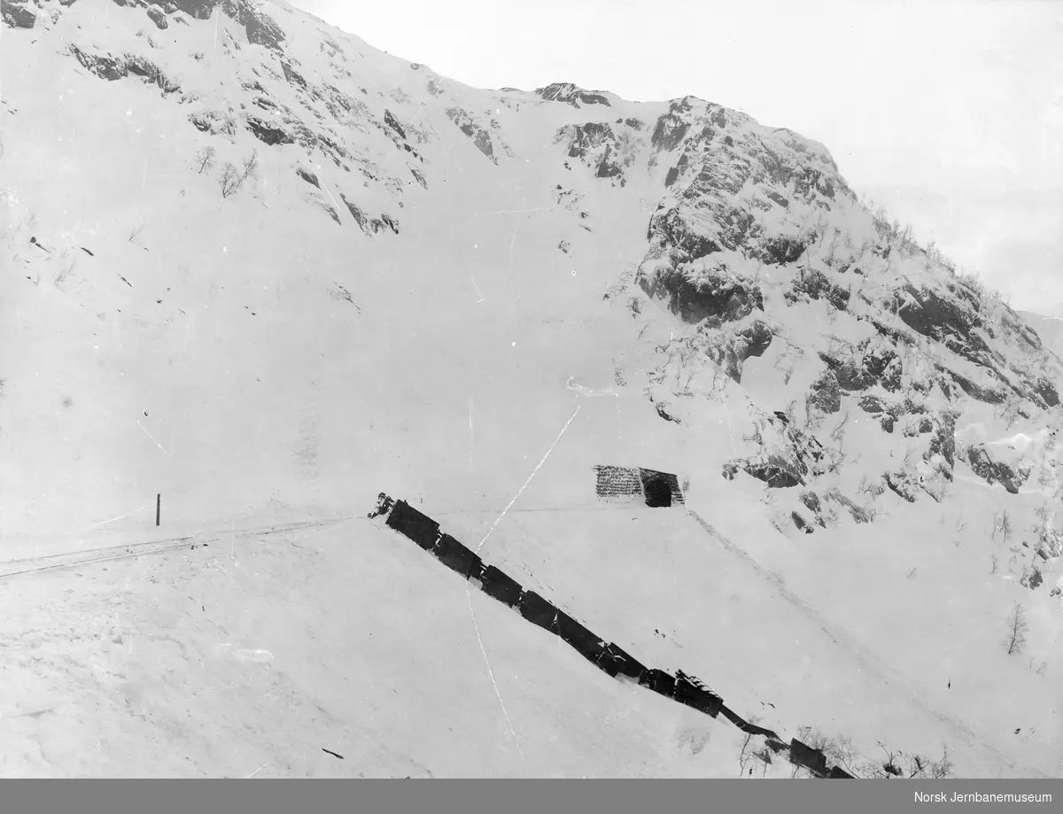 Malmtog tatt av snøras ved km 31,8 6. mars 1906