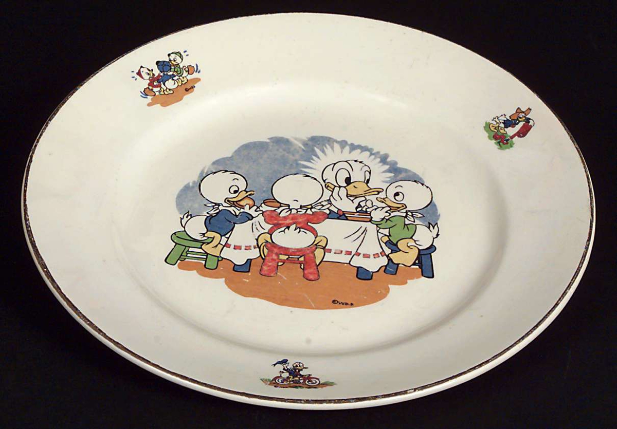 Donald Duck med Ole, Dole og Doffen til bords.
