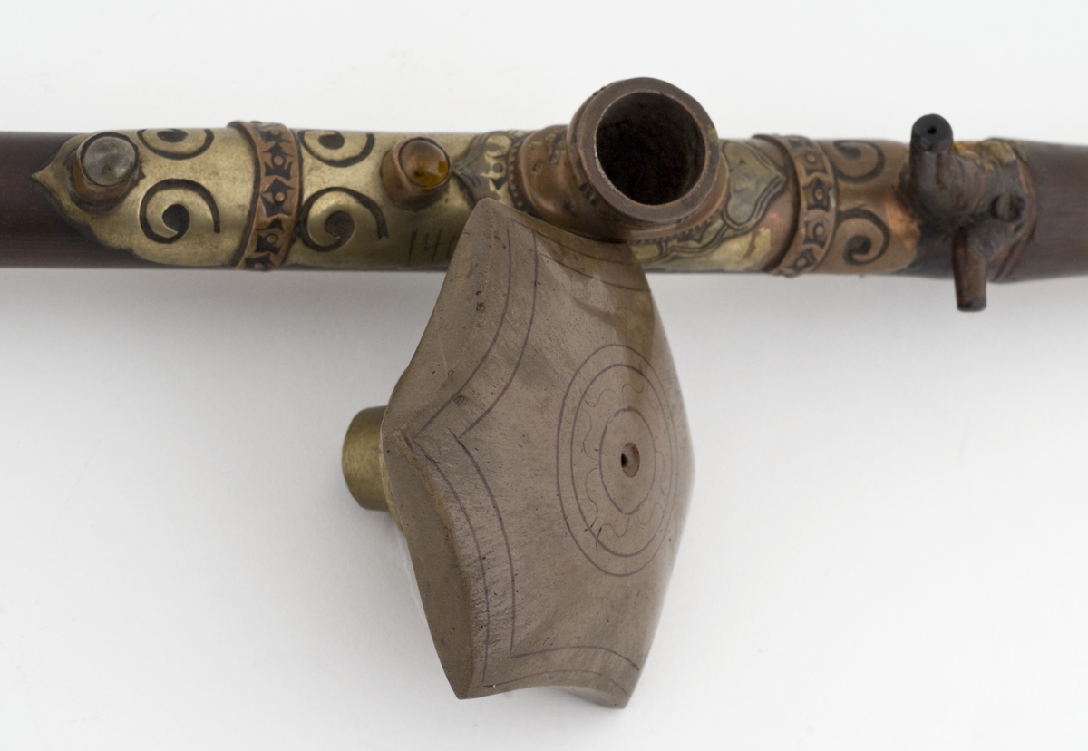 Opiumspipe i bambu med detaljer i metall og jade.