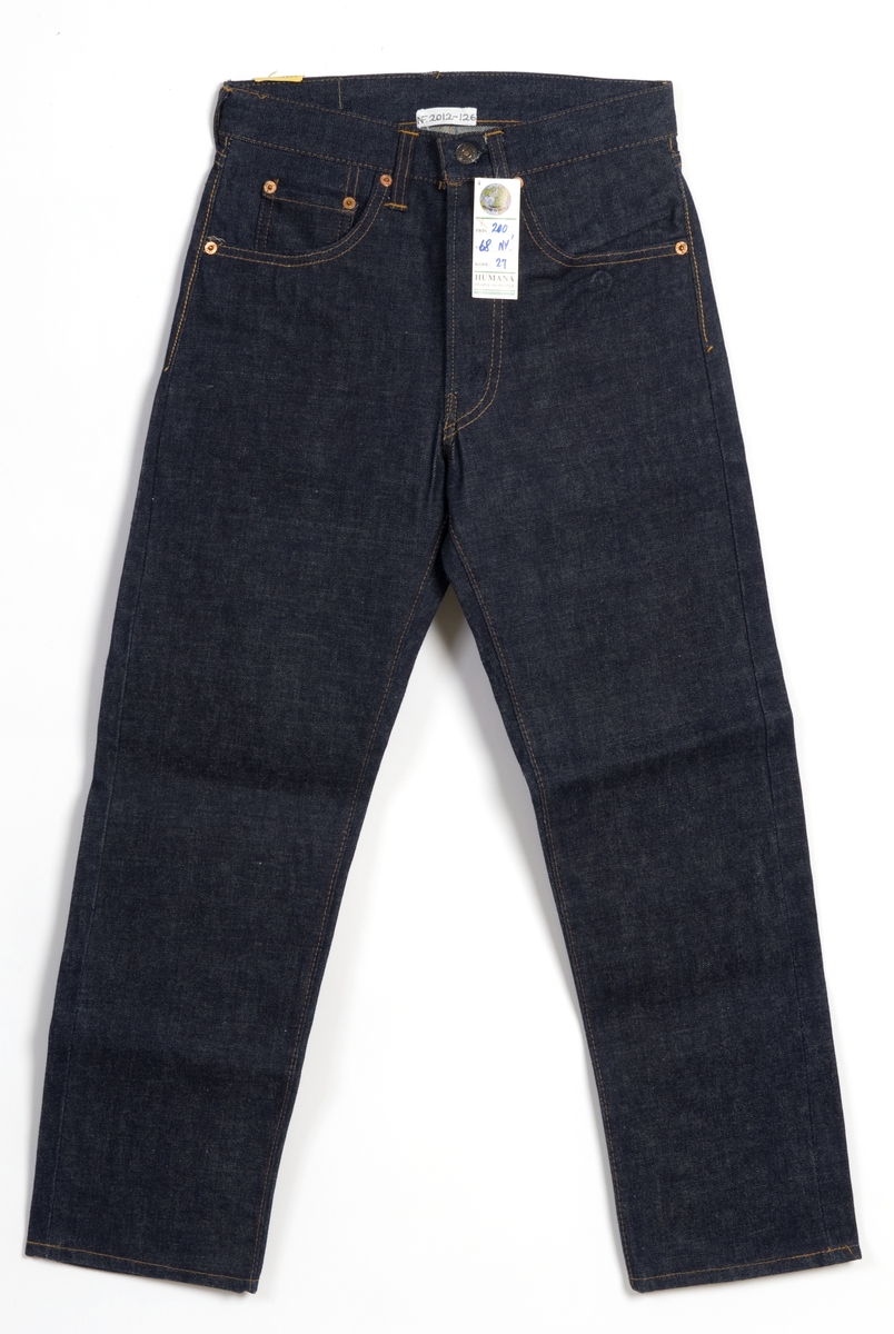 Nye blå jeans bukse, str. W 27 L 28. Lærlapp på høyre bakside med varemerket, modellnummer og størrelse. To originale salgsetiketter på høyre bakside. En prislapp fra Humana, festet på venstre forside.