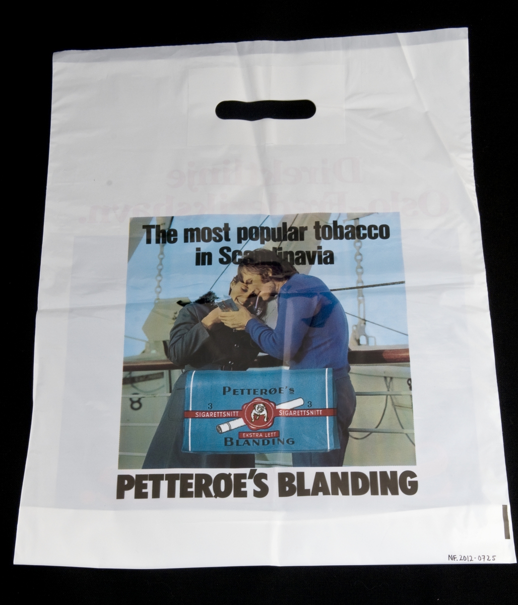 Plastpose i fargetrykk med med motiv av kvinne og mann som røyker rullings ombord på båt. På baksiden motiv av båt.