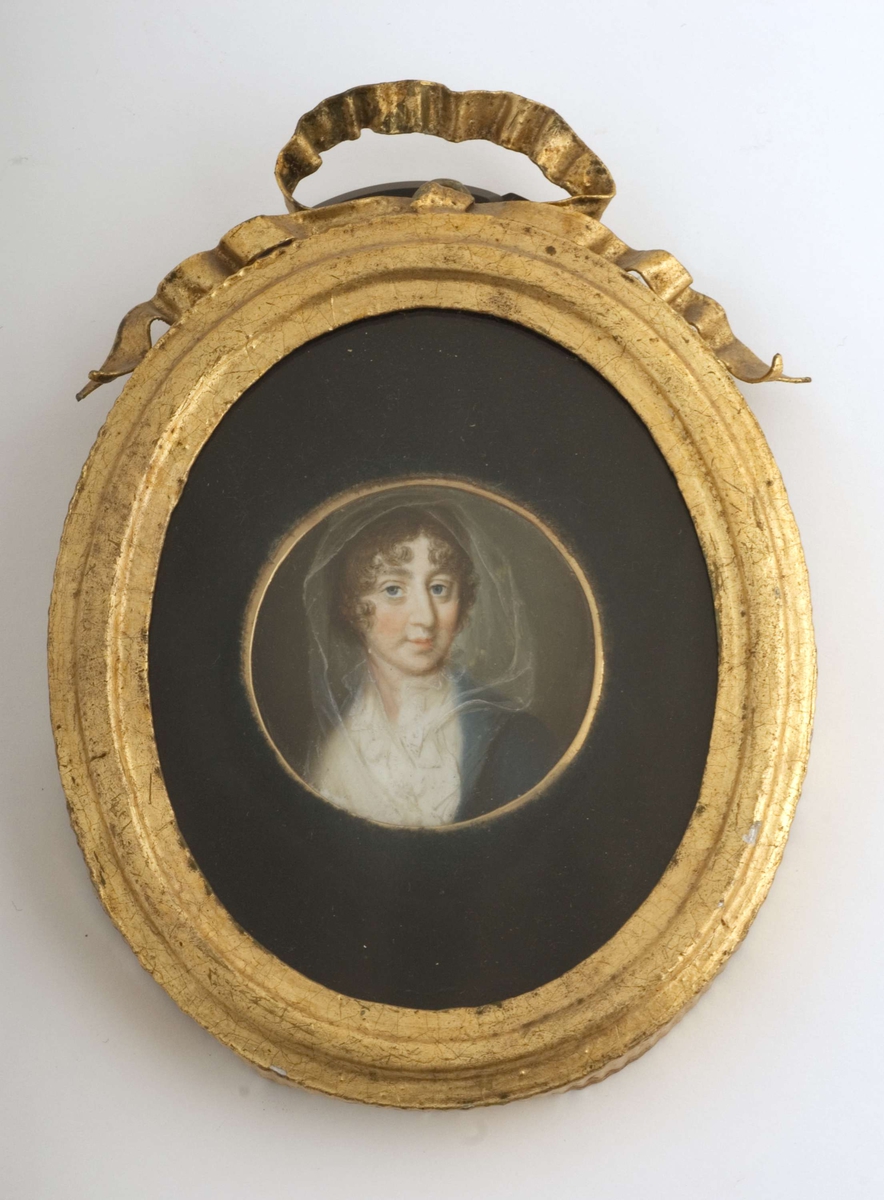 Brystbilde av dronning Hedvig E. Charlotta med slør over håret, blå jakke og hvit vest. Hun var gift med kong Carl 13 av Sverige-Norge.