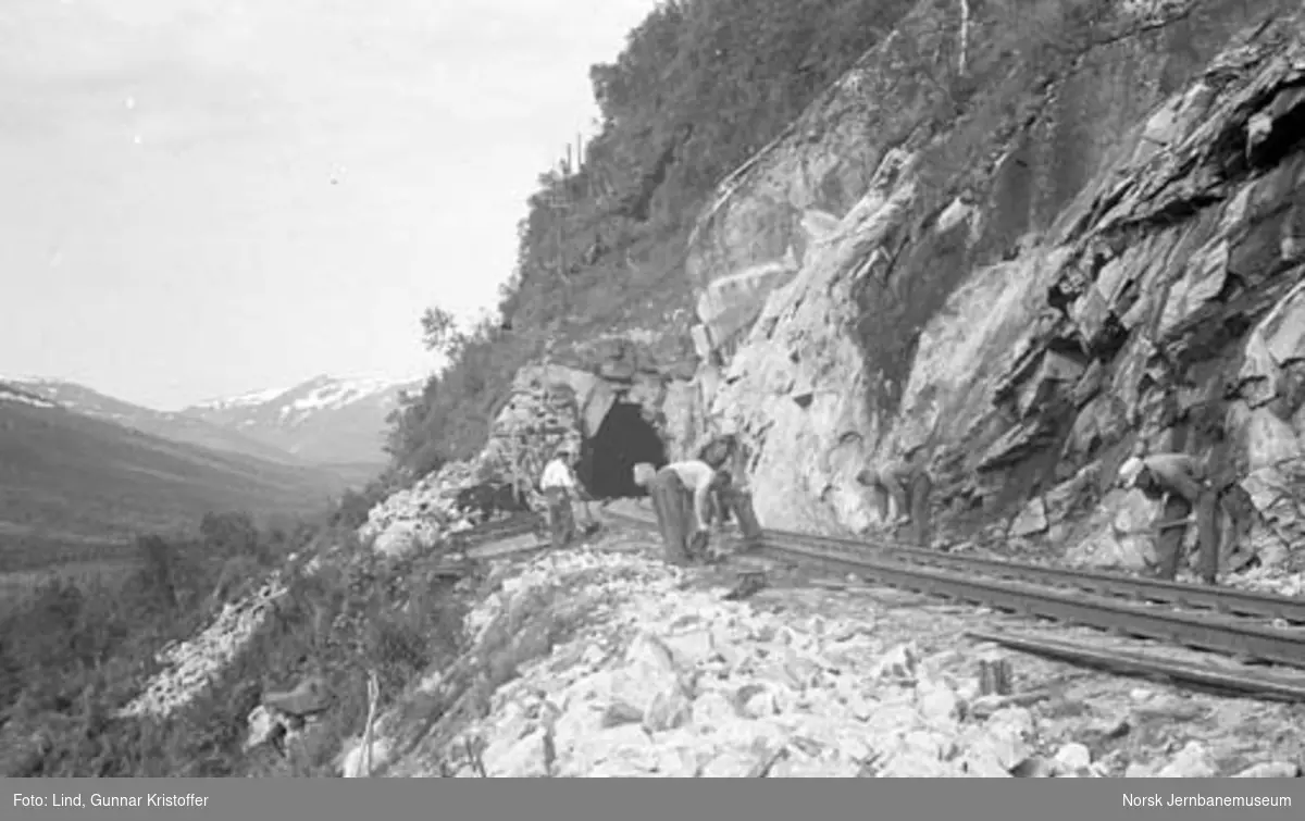 Nordlandsbaneanlegget : justering av skinnegang ved Rauberget tunnel, nordre portal