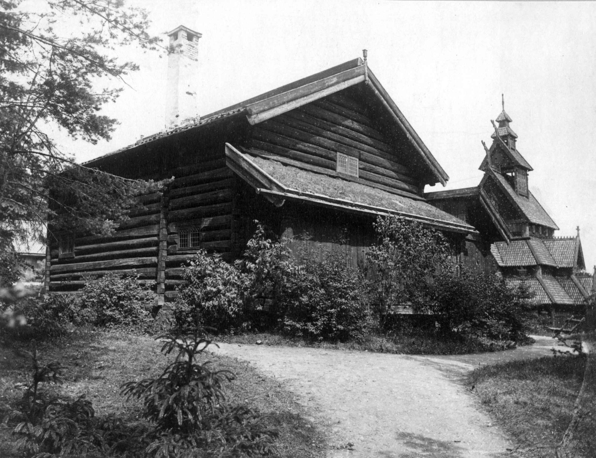 Stavkirken Fra Gol I Hallingdal Og Stue Fra Hove Heddal I Telemark