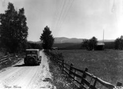 Bil kjører på grusvei ved Tolga, Røros.