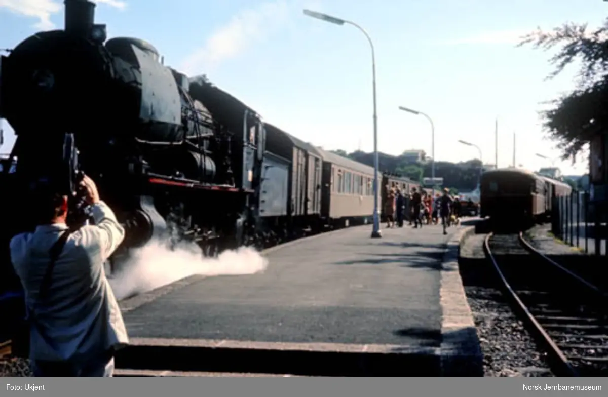 Kragerø stasjon med avgående persontog trukket av damplokomotiv type 30a