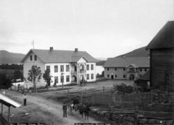Odnes hotell (bygget 1880) til venstre. De andre bygningene 