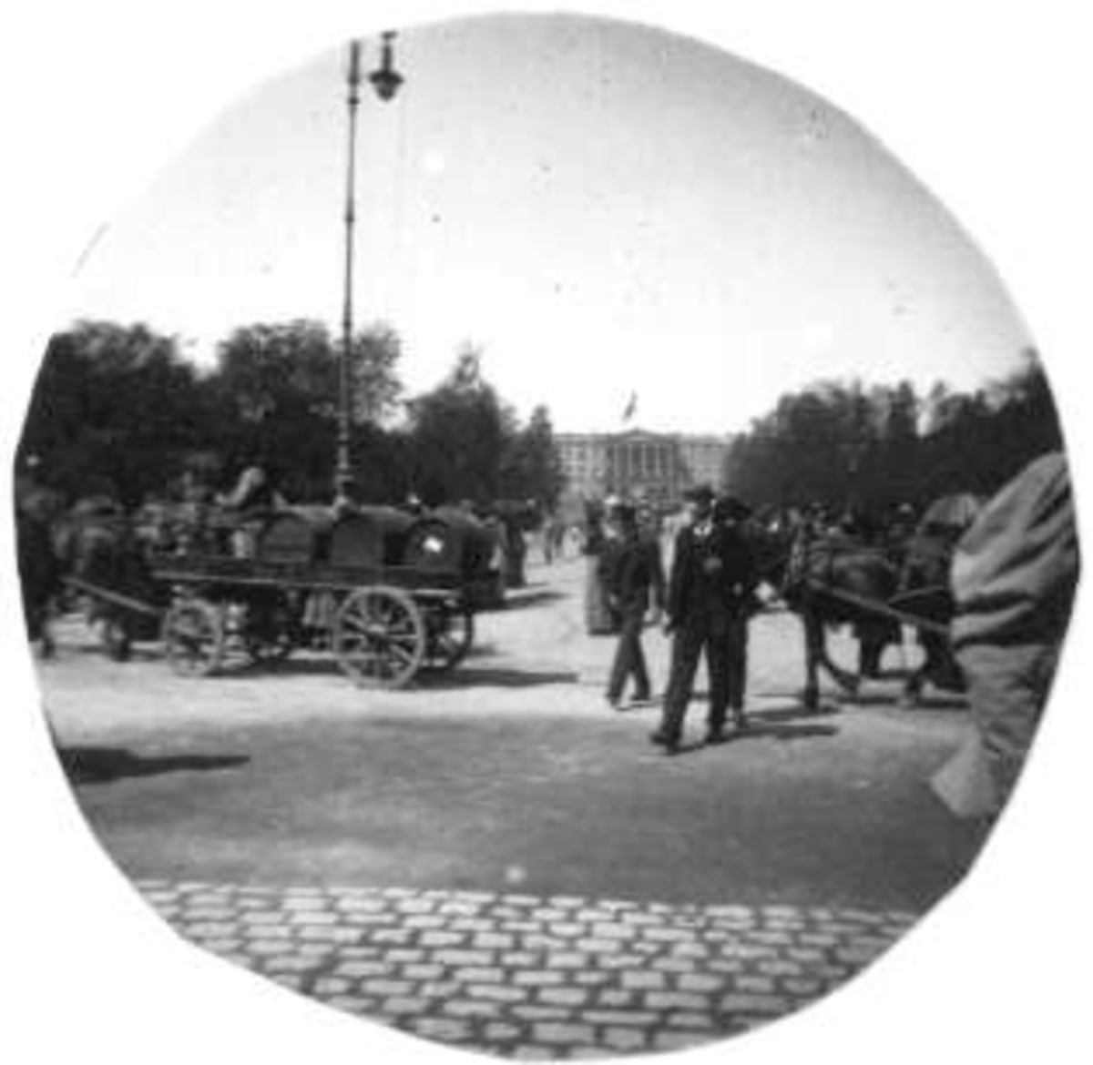 Karl Johans gate, Oslo 1893-97. Mennesker og hestekjøretøy i gata.