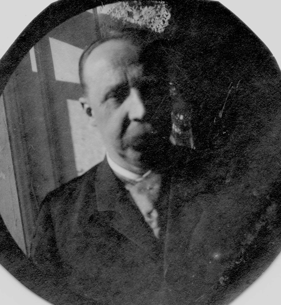Portrett av fotografens far, apoteker G. L. Størmer.