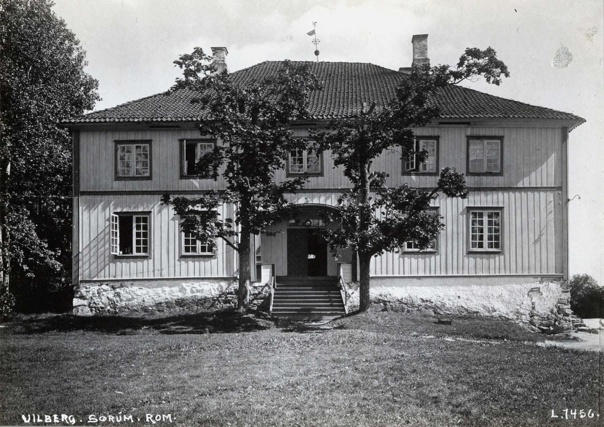 Vilberg, Sørum, Nedre Romerike, Akershus. Hovedbygningen med inngangspartiet.