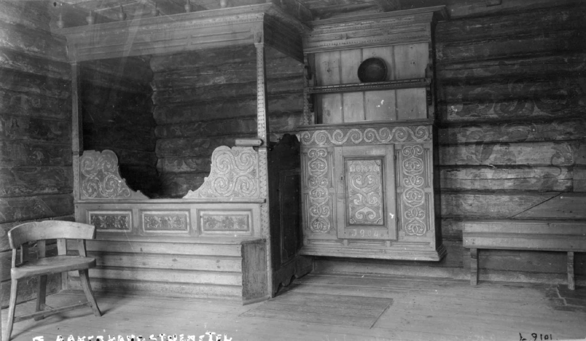 Stue ("Cappelenstua") fra Akkerhaugen, Sauherad i Telemark.  Interiør malt av rosemaleren Olav Hansson. Fotografret på Norsk folkemuseum, antakelig 1923.