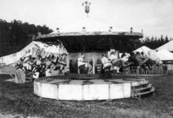 Marked på Norsk Folkemuseum i 1925. Karusell i fart.