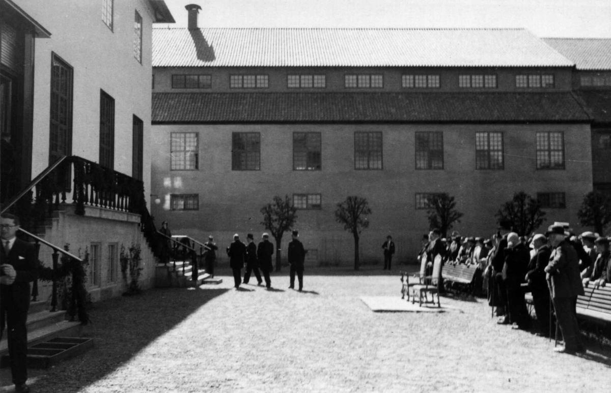 Åpning av de nye musumsbygningene
29.mai 1935.
Publikum på torget utenfor Hovedbygg, bygning nr.316.