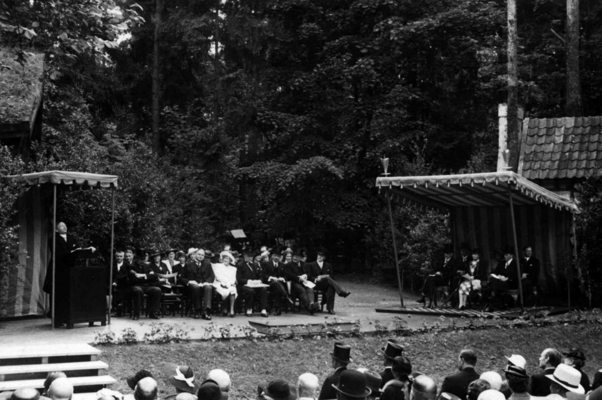 Åpning etter nymontering den 27. juni 1938. Festtaler holdes i Friluftsteateret,NF349. Professor Worm-Müller taler.