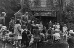 Skuespiller Jens Bolling fremfører eventyr for barn i 1951.