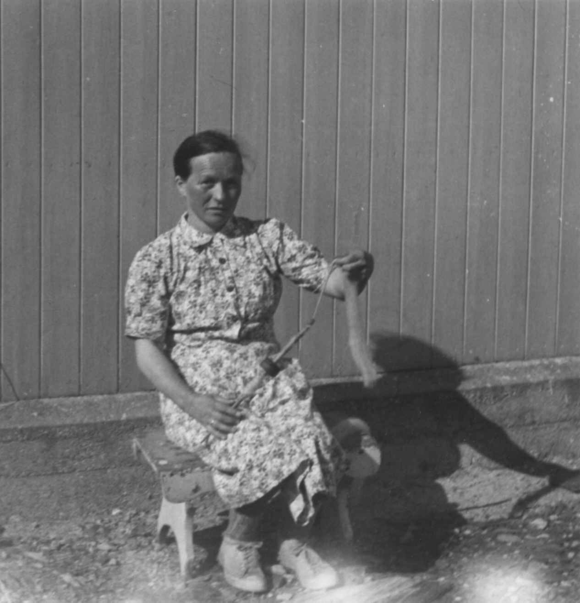 Berta Hansen demonstrerer spinning med håndtein. Langfjordnes / Goalsevuohppi, 1952.