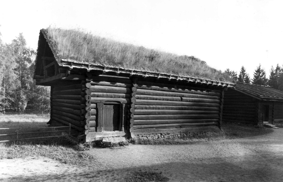 Norsk Folkemuseum, landsbygda. Slutten av 1200-årene. Stue fra Uvdal - Numedal - Buskerud. Raulandstuen.
Foto NF. 1954
Bygningsnr. 21