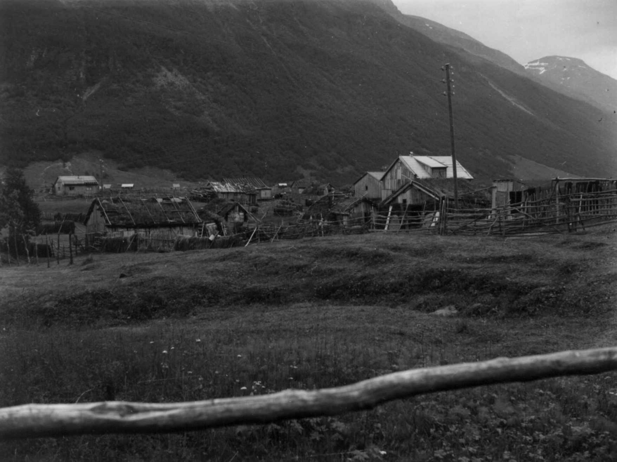 Oversiktsbilde over Kjerringdalen, med bebyggelse, 1955.