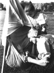 Kvinne- og jentedrakter