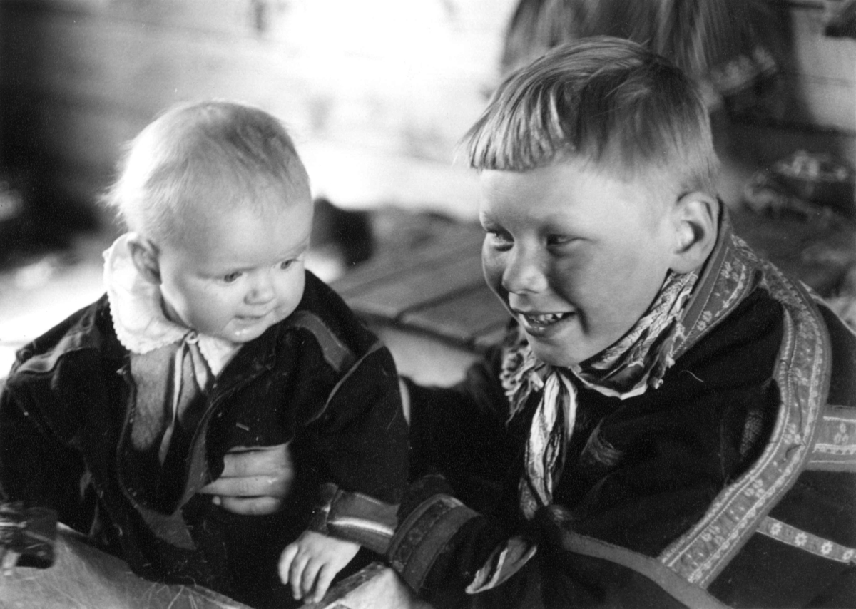 Kautokeinofamilie, to barn i et rom. Kautokeino 1957.