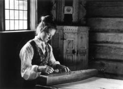 Hålistua fra Valdres. Frøken Sandvik spiller langeleik