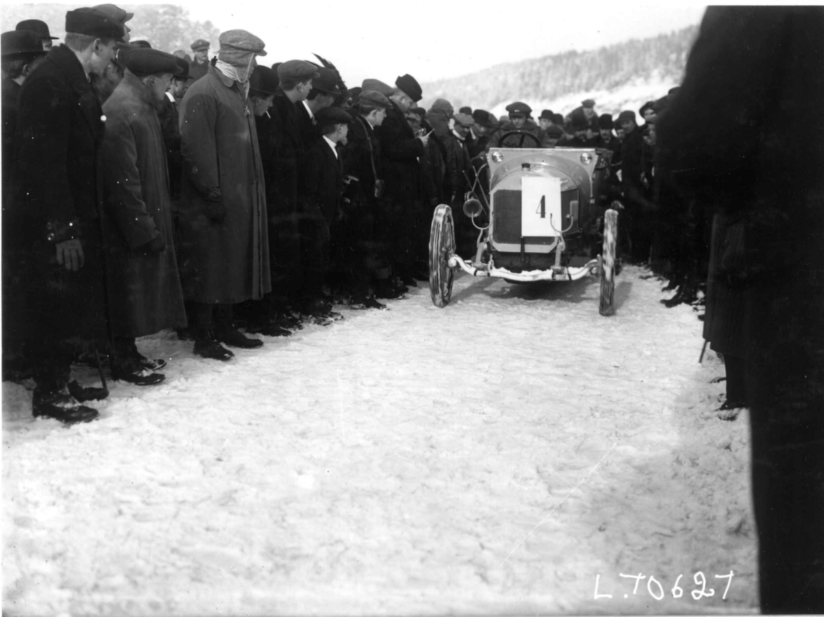 Billøp på Bundefjorden i Oslo i februar 1912. Vintermotiv. Snødekt bane. Bil med to deltakere.