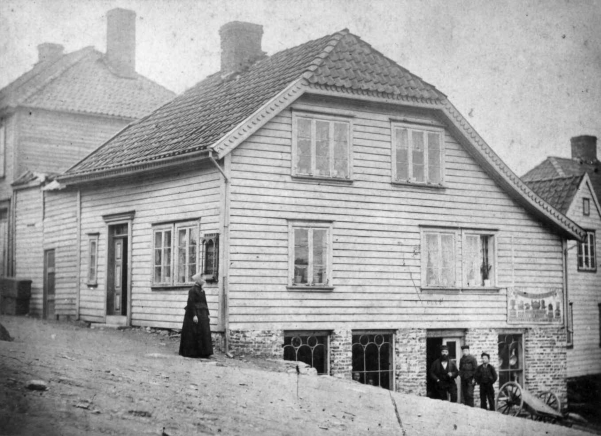 Jakob J. Helvigs blikkenslagerverksted og bolig i Stavanger antagelig mellom 1860-70.