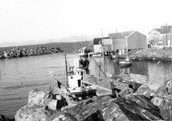 Fra Ona, Møre og Romsdal, 1948.  Båten lengst borte er antak